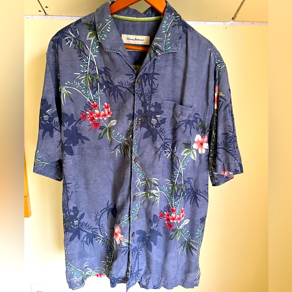 Tommy Bahamas Men’s 100% silk dress shirt. Hawaiian print.